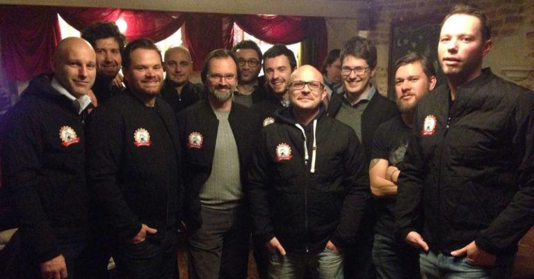 Clubmitglieder in Vereinsjacken im Vereinsheim