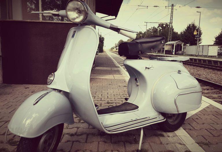 Weiße Vespa am Bahnsteig
